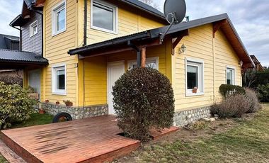 Casa en venta - 2 dormitorios - 140 m2 cuenta con una bodega/fabrica de vino equipada - Dina Huapi