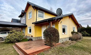 Casa en venta - 2 dormitorios - 140 m2 cuenta con una bodega/fabrica de vino equipada - Dina Huapi