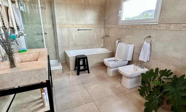 Casa en venta - 2 dormitorios - 140 m2 cuenta con una bodega/fabrica de vino equipada - Dina Huapi