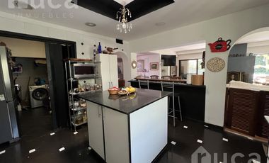 ALQ VERANO | Importante casa con enorme Pileta y hermoso Parque Barrio Parque Alta Vista