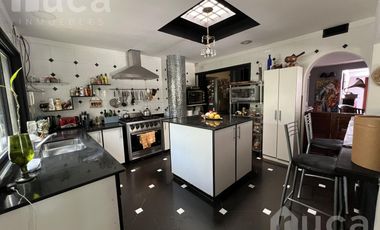 ALQ VERANO | Importante casa con enorme Pileta y hermoso Parque Barrio Parque Alta Vista