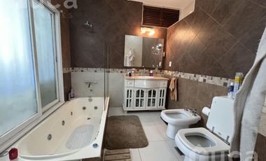 ALQ VERANO | Importante casa con enorme Pileta y hermoso Parque Barrio Parque Alta Vista