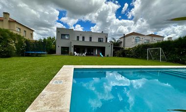 Casa en Barrio Santa Juana 6 ambientes