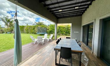 Casa en Barrio Santa Juana 6 ambientes