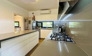 Casa en Barrio Santa Juana 6 ambientes