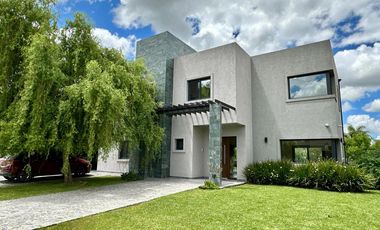 Casa en Barrio Santa Juana 6 ambientes