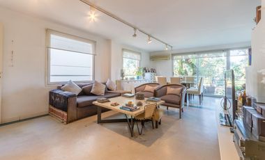 Departamento triplex, frente al club CASI, con 2 terrazas propias, parrilla y 2 cocheras. San Isidro