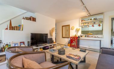 Departamento triplex, frente al club CASI, con 2 terrazas propias, parrilla y 2 cocheras. San Isidro