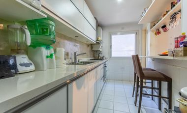 Departamento triplex, frente al club CASI, con 2 terrazas propias, parrilla y 2 cocheras. San Isidro