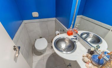 Departamento triplex, frente al club CASI, con 2 terrazas propias, parrilla y 2 cocheras. San Isidro