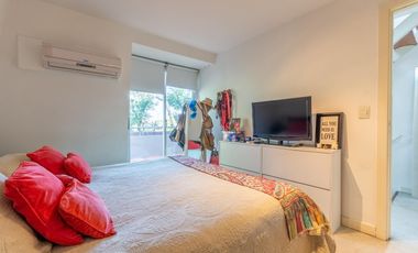 Departamento triplex, frente al club CASI, con 2 terrazas propias, parrilla y 2 cocheras. San Isidro