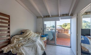 Departamento triplex, frente al club CASI, con 2 terrazas propias, parrilla y 2 cocheras. San Isidro