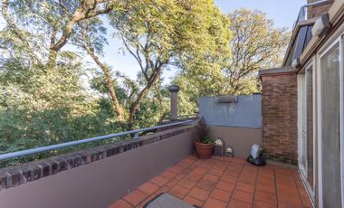 Departamento triplex, frente al club CASI, con 2 terrazas propias, parrilla y 2 cocheras. San Isidro