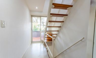 Departamento triplex, frente al club CASI, con 2 terrazas propias, parrilla y 2 cocheras. San Isidro