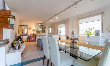 Departamento triplex, frente al club CASI, con 2 terrazas propias, parrilla y 2 cocheras. San Isidro