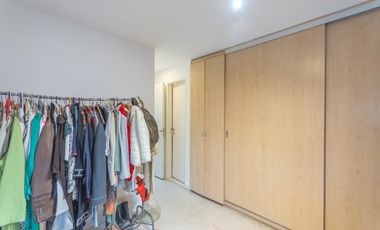 Departamento triplex, frente al club CASI, con 2 terrazas propias, parrilla y 2 cocheras. San Isidro