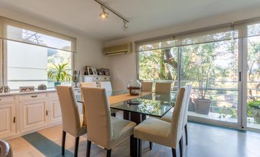 Departamento triplex, frente al club CASI, con 2 terrazas propias, parrilla y 2 cocheras. San Isidro