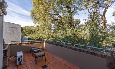 Departamento triplex, frente al club CASI, con 2 terrazas propias, parrilla y 2 cocheras. San Isidro