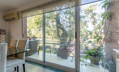 Departamento triplex, frente al club CASI, con 2 terrazas propias, parrilla y 2 cocheras. San Isidro