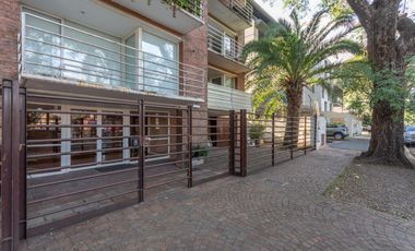 Departamento triplex, frente al club CASI, con 2 terrazas propias, parrilla y 2 cocheras. San Isidro