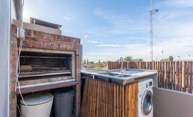 Departamento triplex, frente al club CASI, con 2 terrazas propias, parrilla y 2 cocheras. San Isidro