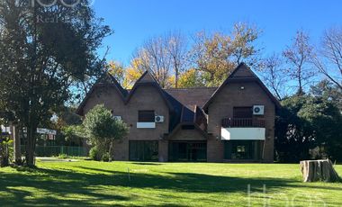 ALQUILER TEMPORAL - CASA CON GRAN PARQUE, PILETA Y QUINCHO EN ITUZAINGO