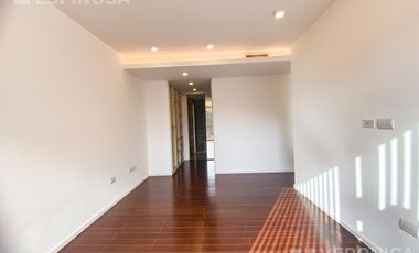 Departamento en alquiler, cuatro ambientes en Castelar. Edificio de categoría