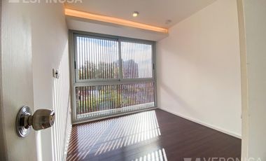 Departamento en alquiler, cuatro ambientes en Castelar. Edificio de categoría