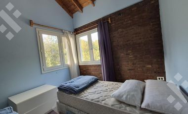 Casa EN VENTA, en Villa Pehuenia. 3 dormitorios, uno en suite. A 100 metros del lago Aluminé.