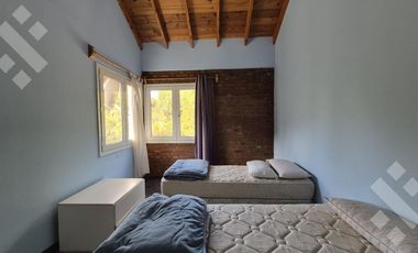 Casa EN VENTA, en Villa Pehuenia. 3 dormitorios, uno en suite. A 100 metros del lago Aluminé.