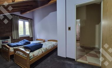 Casa EN VENTA, en Villa Pehuenia. 3 dormitorios, uno en suite. A 100 metros del lago Aluminé.