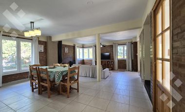 Casa EN VENTA, en Villa Pehuenia. 3 dormitorios, uno en suite. A 100 metros del lago Aluminé.