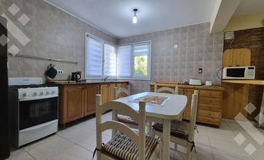 Casa EN VENTA, en Villa Pehuenia. 3 dormitorios, uno en suite. A 100 metros del lago Aluminé.