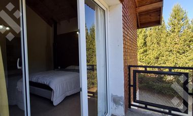 Casa EN VENTA, en Villa Pehuenia. 3 dormitorios, uno en suite. A 100 metros del lago Aluminé.