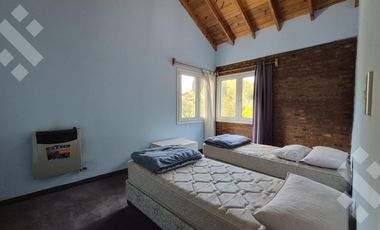 Casa EN VENTA, en Villa Pehuenia. 3 dormitorios, uno en suite. A 100 metros del lago Aluminé.