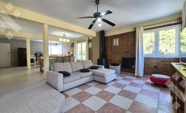 Casa EN VENTA, en Villa Pehuenia. 3 dormitorios, uno en suite. A 100 metros del lago Aluminé.