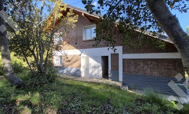 Casa EN VENTA, en Villa Pehuenia. 3 dormitorios, uno en suite. A 100 metros del lago Aluminé.