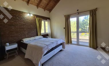 Casa EN VENTA, en Villa Pehuenia. 3 dormitorios, uno en suite. A 100 metros del lago Aluminé.