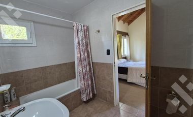 Casa EN VENTA, en Villa Pehuenia. 3 dormitorios, uno en suite. A 100 metros del lago Aluminé.