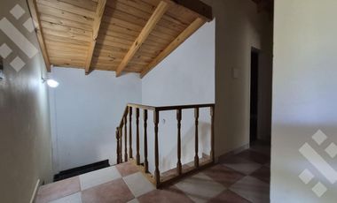 Casa EN VENTA, en Villa Pehuenia. 3 dormitorios, uno en suite. A 100 metros del lago Aluminé.