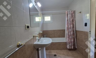 Casa EN VENTA, en Villa Pehuenia. 3 dormitorios, uno en suite. A 100 metros del lago Aluminé.