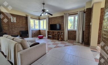 Casa EN VENTA, en Villa Pehuenia. 3 dormitorios, uno en suite. A 100 metros del lago Aluminé.