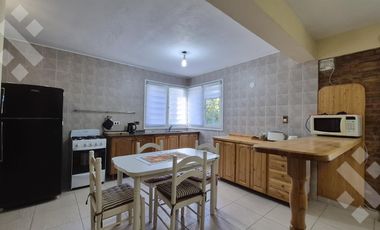 Casa EN VENTA, en Villa Pehuenia. 3 dormitorios, uno en suite. A 100 metros del lago Aluminé.