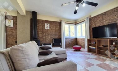 Casa EN VENTA, en Villa Pehuenia. 3 dormitorios, uno en suite. A 100 metros del lago Aluminé.