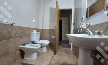 Casa EN VENTA, en Villa Pehuenia. 3 dormitorios, uno en suite. A 100 metros del lago Aluminé.