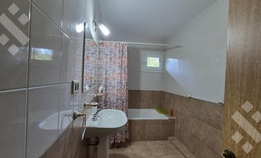 Casa EN VENTA, en Villa Pehuenia. 3 dormitorios, uno en suite. A 100 metros del lago Aluminé.