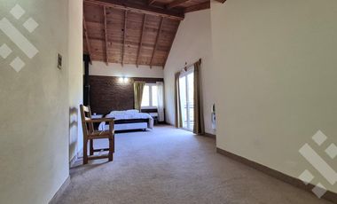 Casa EN VENTA, en Villa Pehuenia. 3 dormitorios, uno en suite. A 100 metros del lago Aluminé.