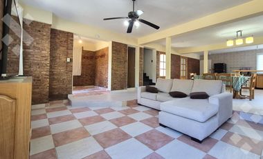 Casa EN VENTA, en Villa Pehuenia. 3 dormitorios, uno en suite. A 100 metros del lago Aluminé.