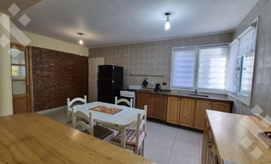 Casa EN VENTA, en Villa Pehuenia. 3 dormitorios, uno en suite. A 100 metros del lago Aluminé.