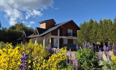 Casa EN VENTA, en Villa Pehuenia. 3 dormitorios, uno en suite. A 100 metros del lago Aluminé.